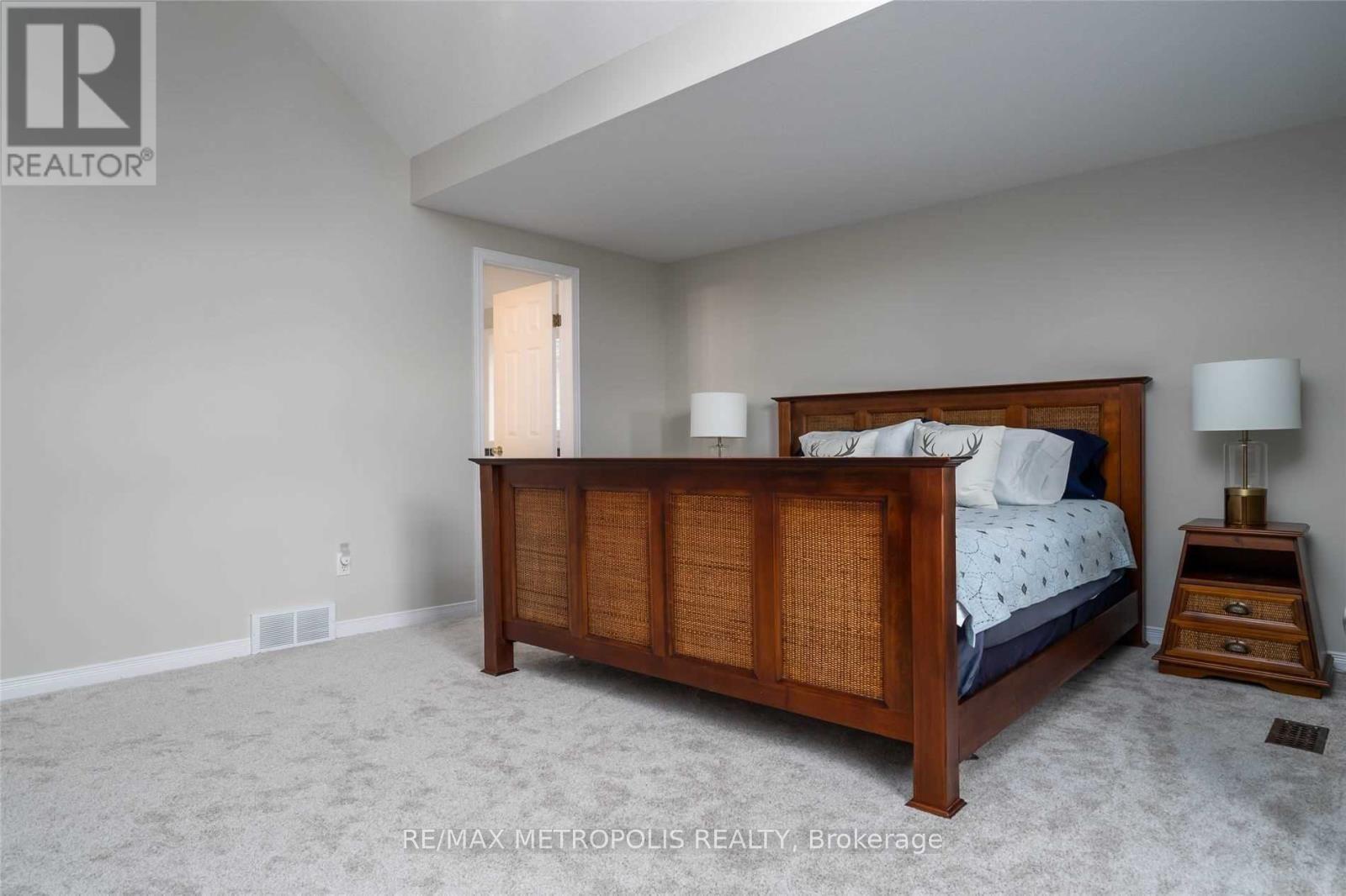 Photo 4 of 472 Hidden Creek Drive, Kitchener, Highland West — HOMEH