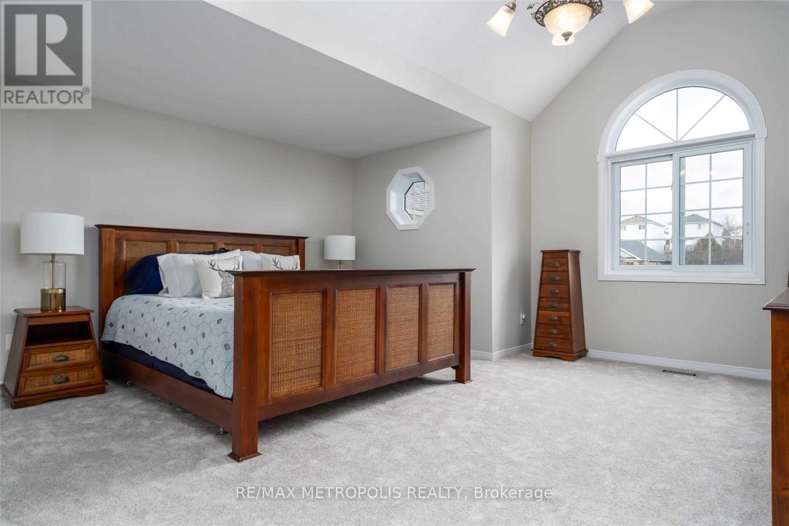 Photo 5 of 472 Hidden Creek Drive, Kitchener, Highland West — HOMEH