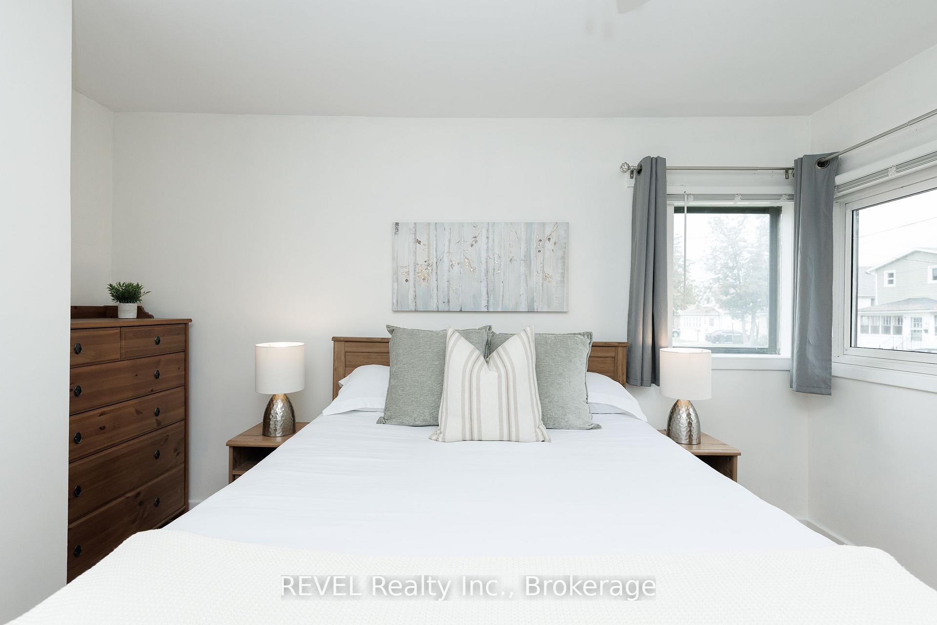 Photo 12 of 66 Semley Avenue, Welland, Broadway — HOMEH
