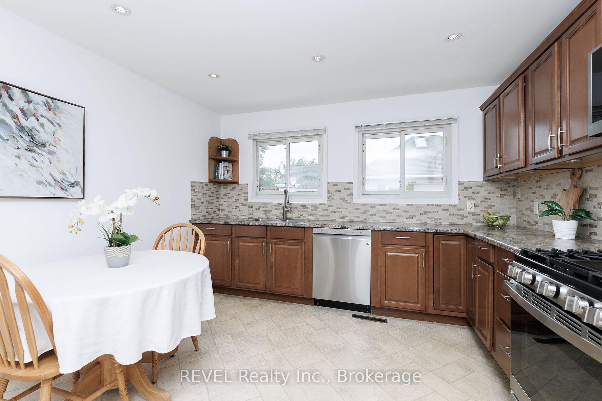 Photo 17 of 66 Semley Avenue, Welland, Broadway — HOMEH
