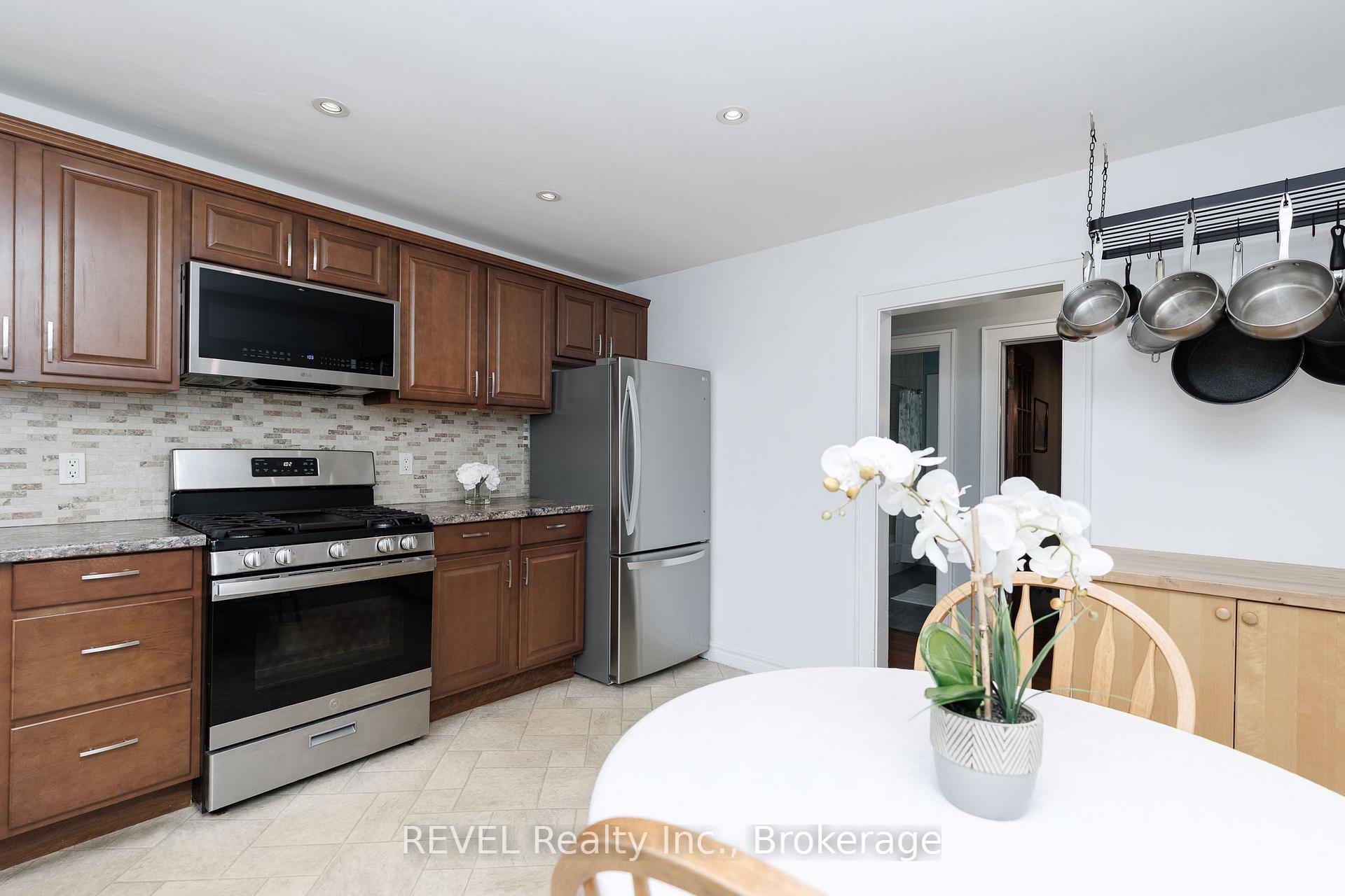 Photo 18 of 66 Semley Avenue, Welland, Broadway — HOMEH