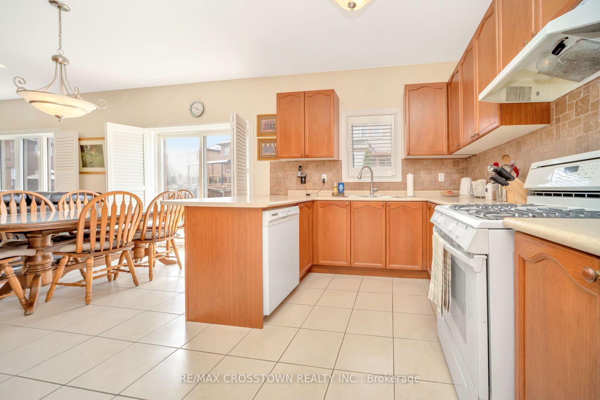 Photo 11 of 67 Sorbonne Drive, Brampton, Vales of Castlemore North — HOMEH