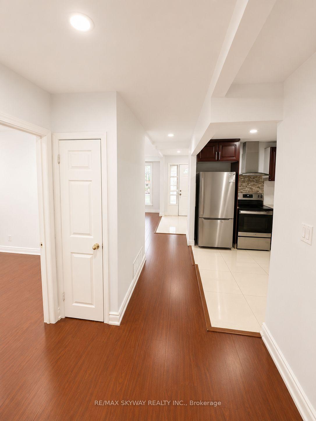 Photo 3 of 40 Dorward Drive, Etobicoke, Mount Olive-Silverstone-Jamestown — HOMEH