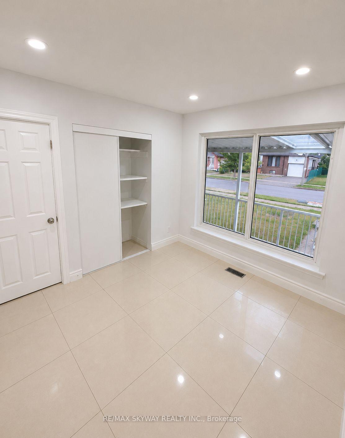 Photo 4 of 40 Dorward Drive, Etobicoke, Mount Olive-Silverstone-Jamestown — HOMEH
