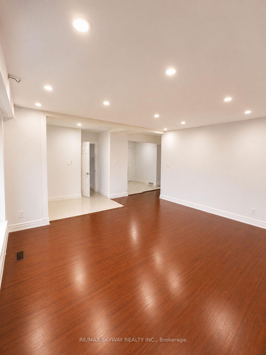 Photo 5 of 40 Dorward Drive, Etobicoke, Mount Olive-Silverstone-Jamestown — HOMEH