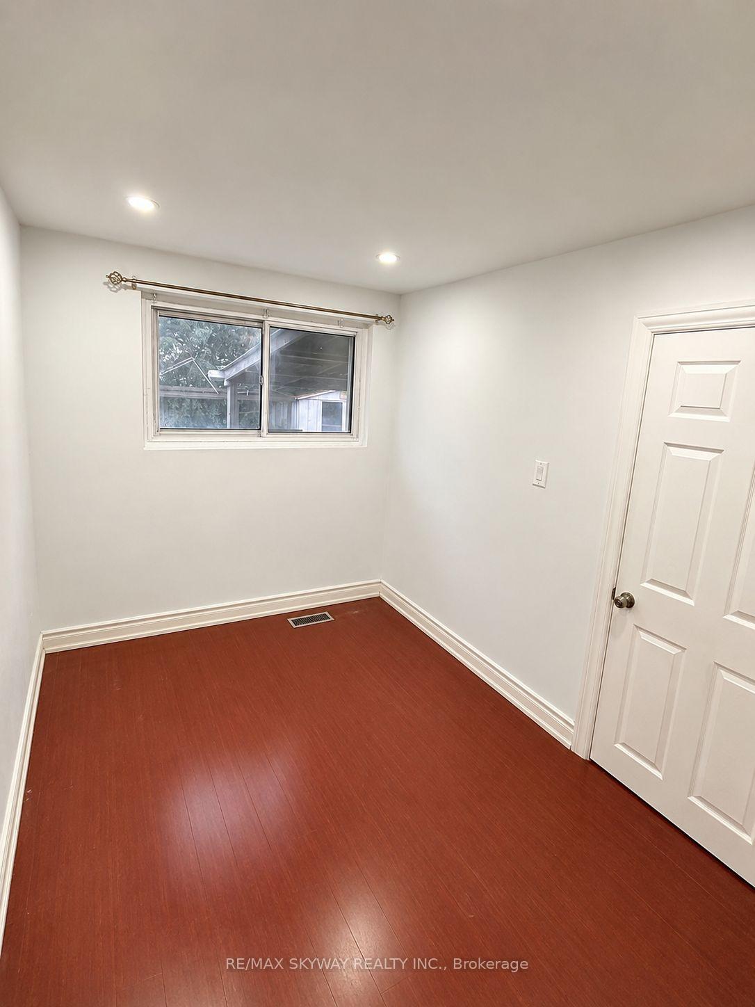 Photo 6 of 40 Dorward Drive, Etobicoke, Mount Olive-Silverstone-Jamestown — HOMEH