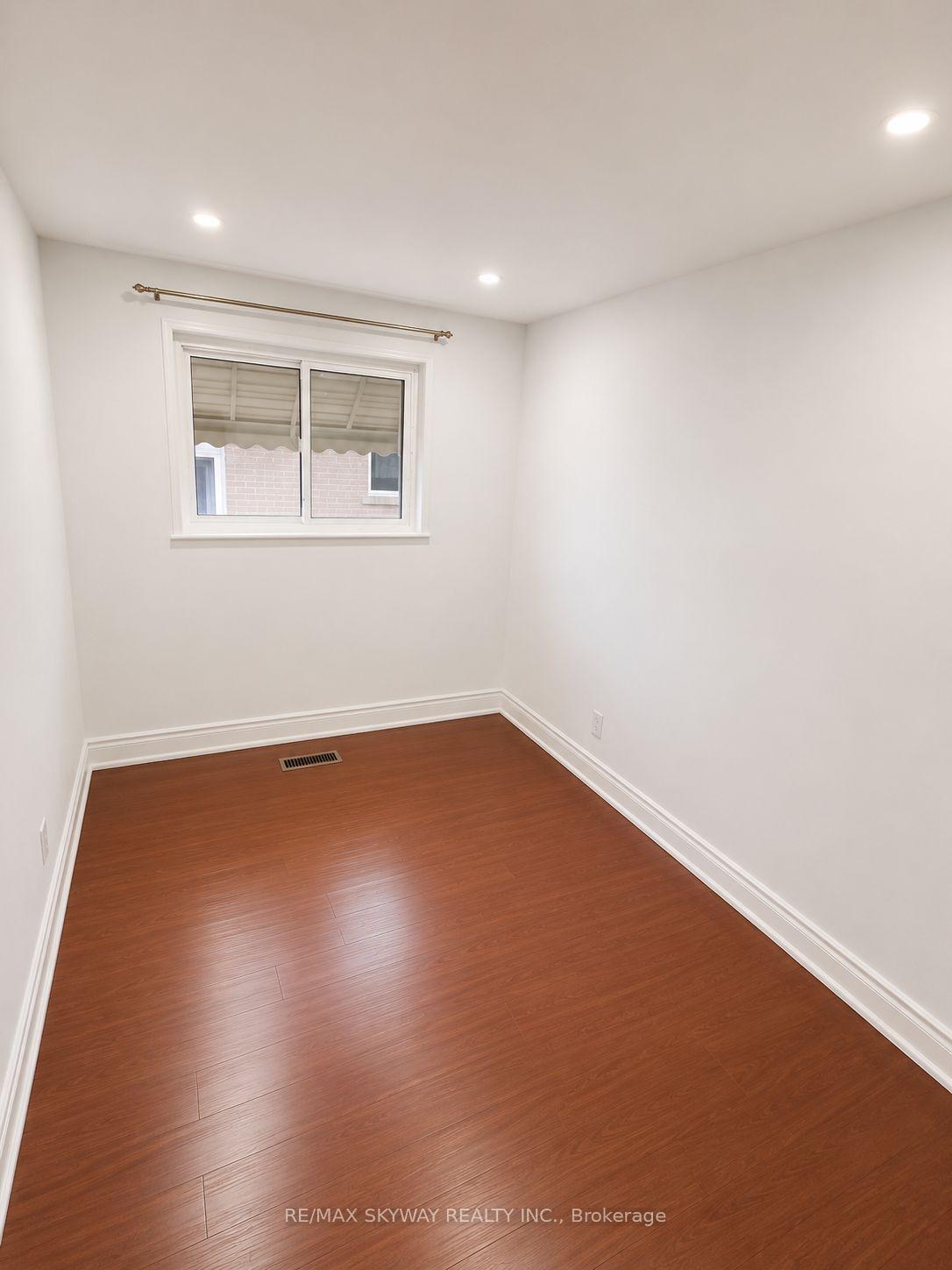 Photo 7 of 40 Dorward Drive, Etobicoke, Mount Olive-Silverstone-Jamestown — HOMEH