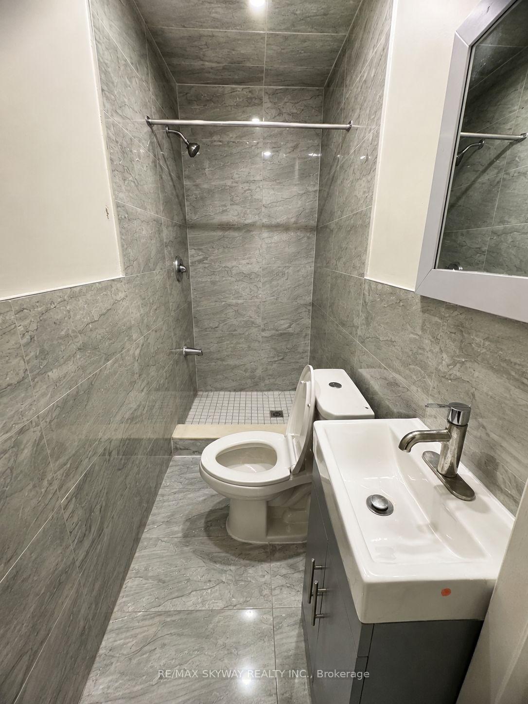 Photo 10 of 40 Dorward Drive, Etobicoke, Mount Olive-Silverstone-Jamestown — HOMEH