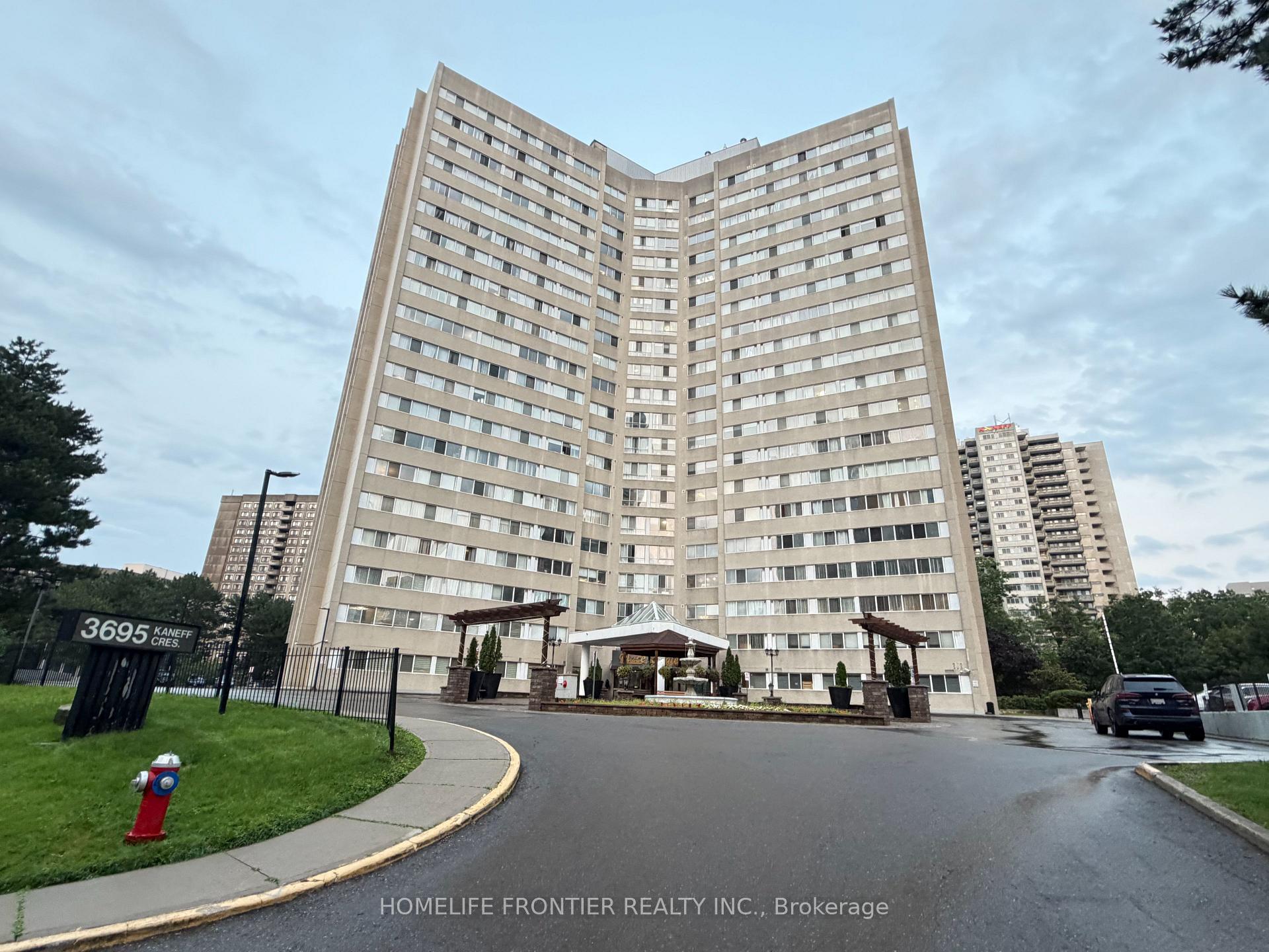 Front of Unit Sph7, 3695 Kaneff Crescent
