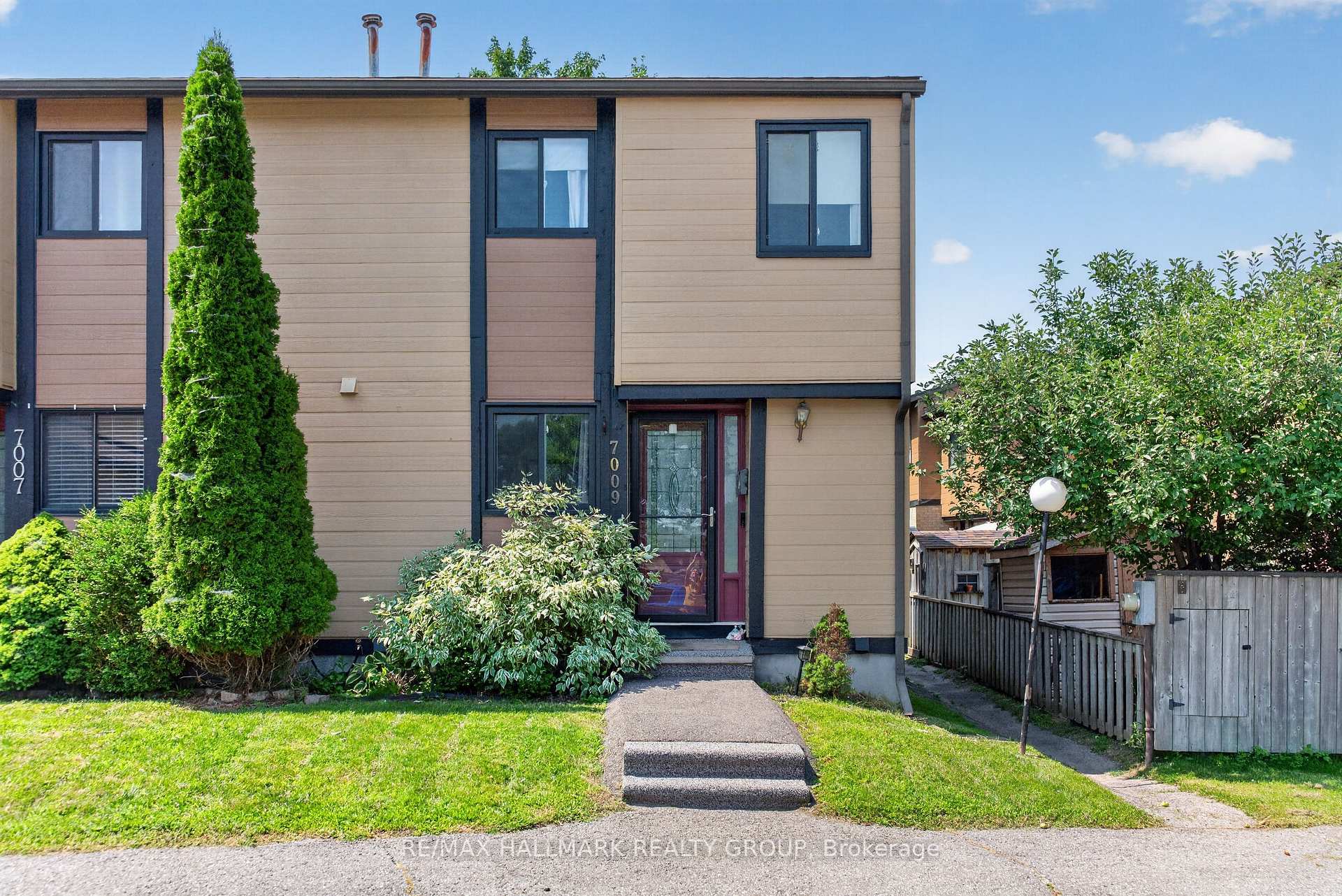 Photo 2 of 7009 Bilberry Drive, Ottawa, Convent Glen North — HOMEH