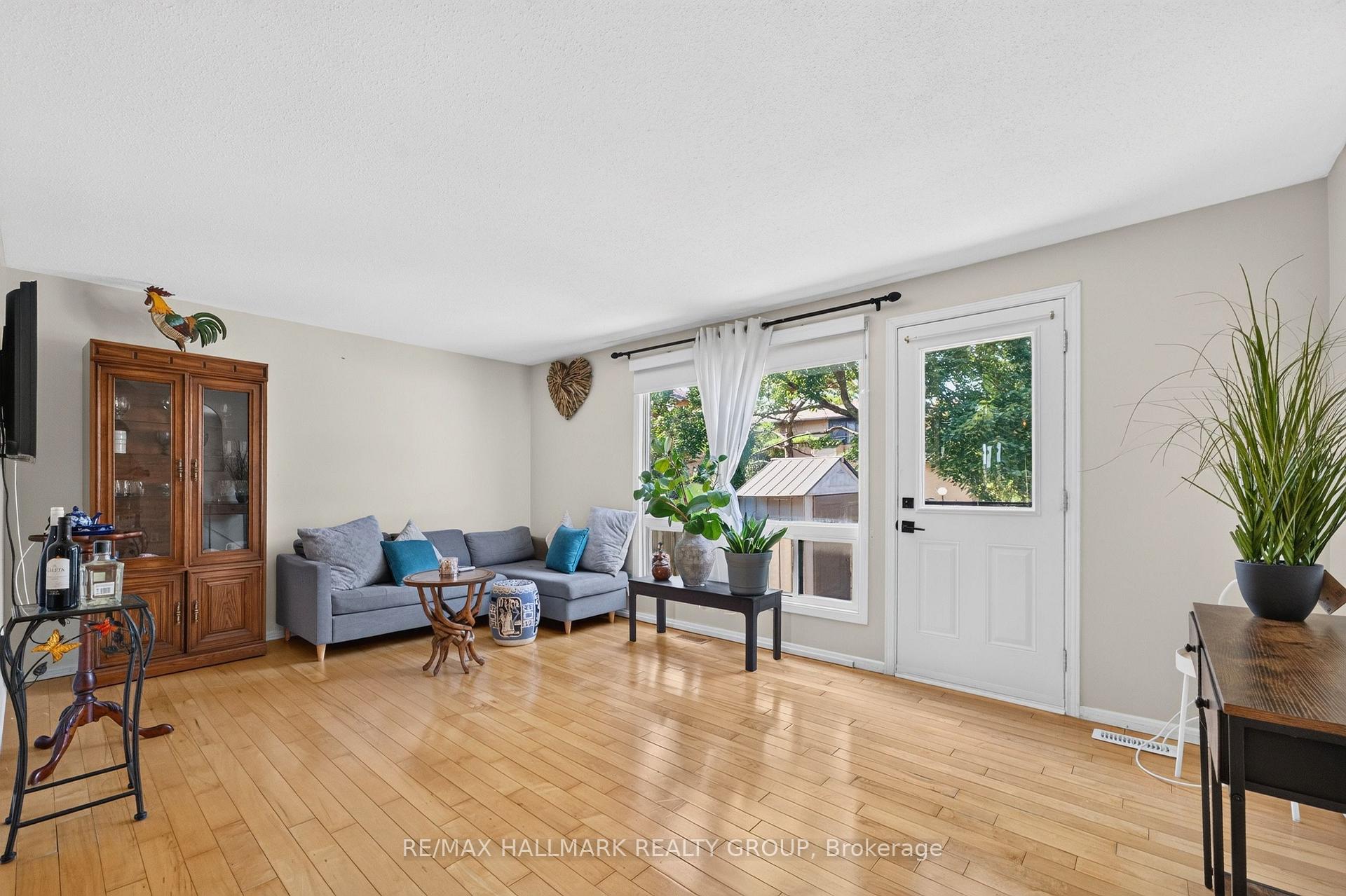 Photo 6 of 7009 Bilberry Drive, Ottawa, Convent Glen North — HOMEH