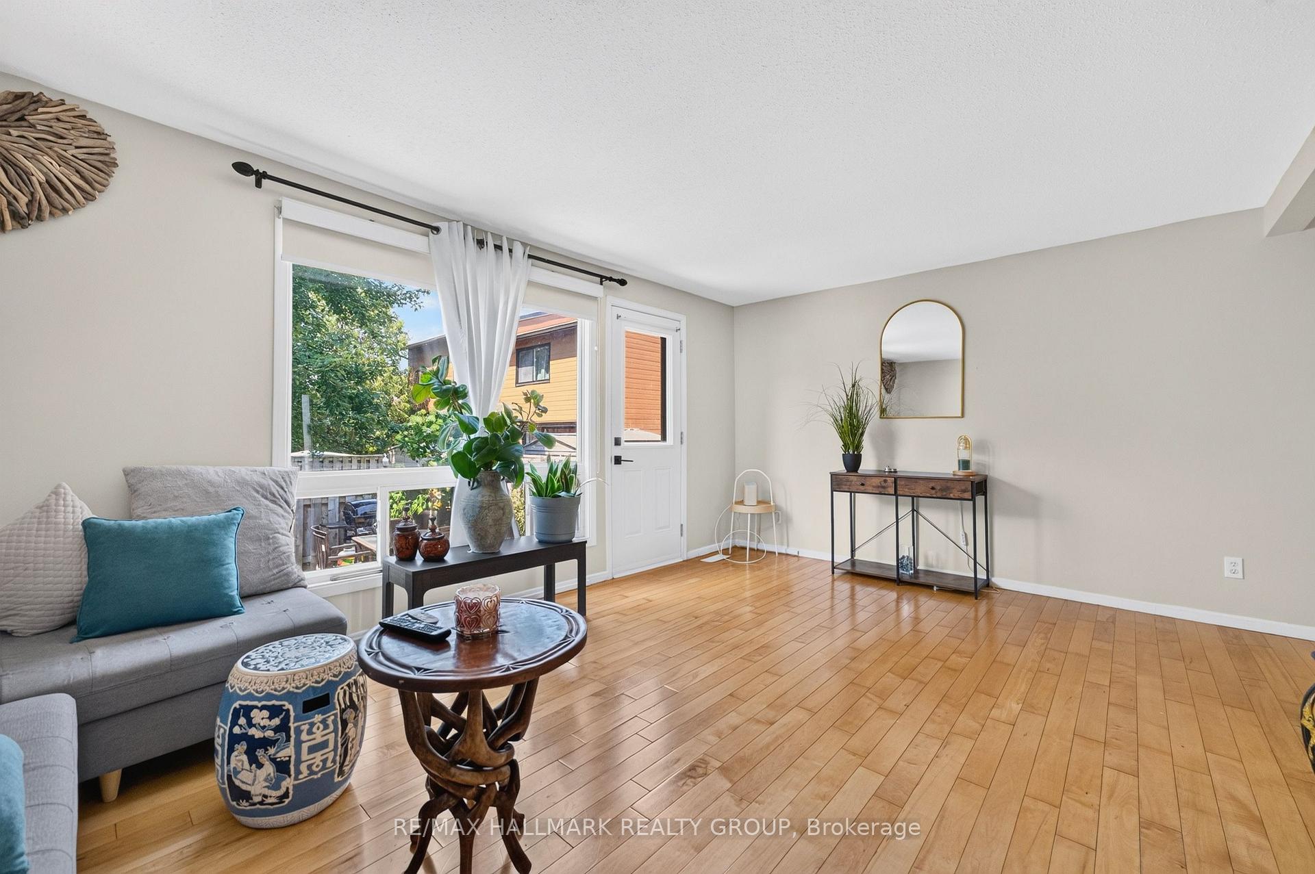 Photo 10 of 7009 Bilberry Drive, Ottawa, Convent Glen North — HOMEH