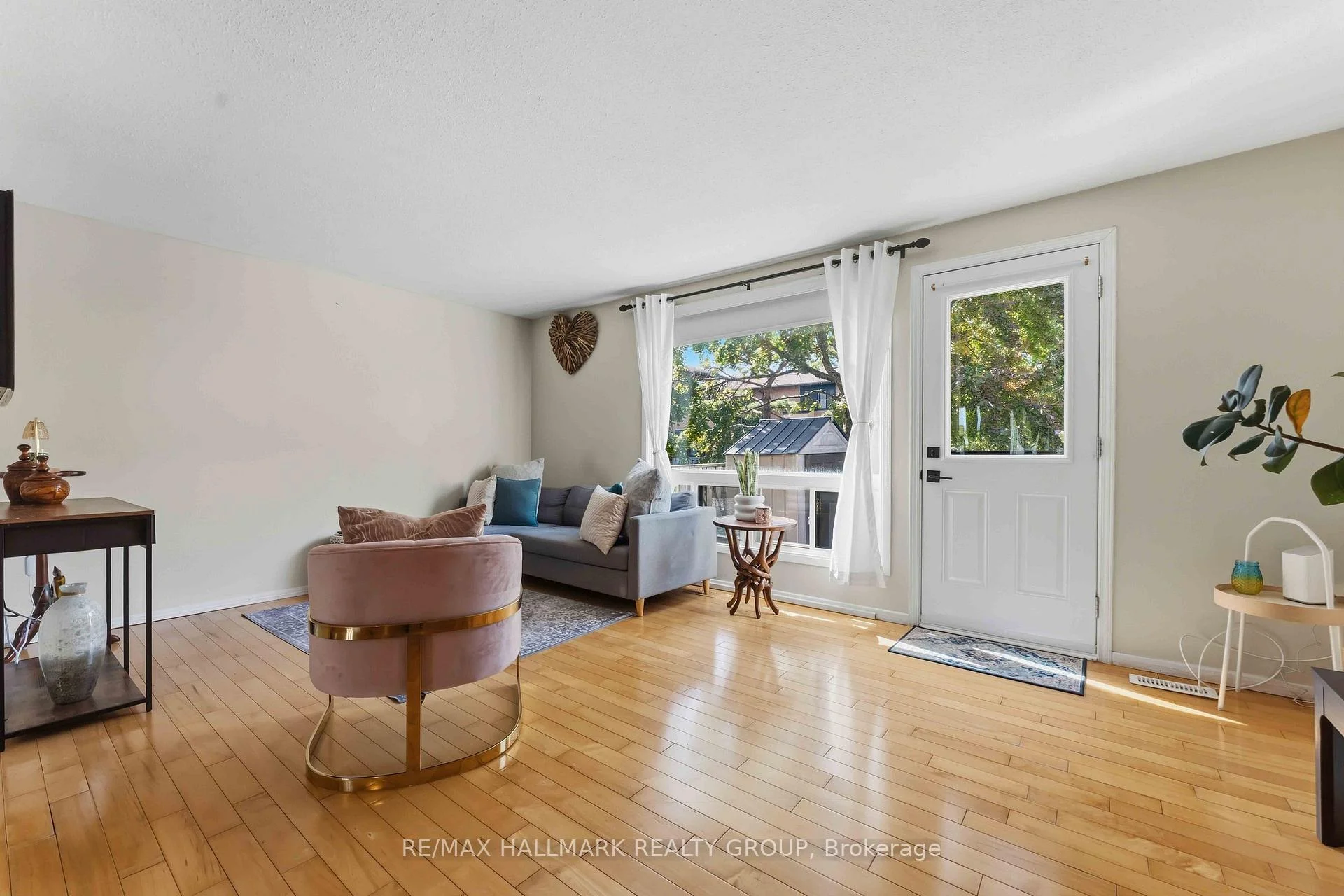 Photo 11 of 7009 Bilberry Drive, Ottawa, Convent Glen North — HOMEH