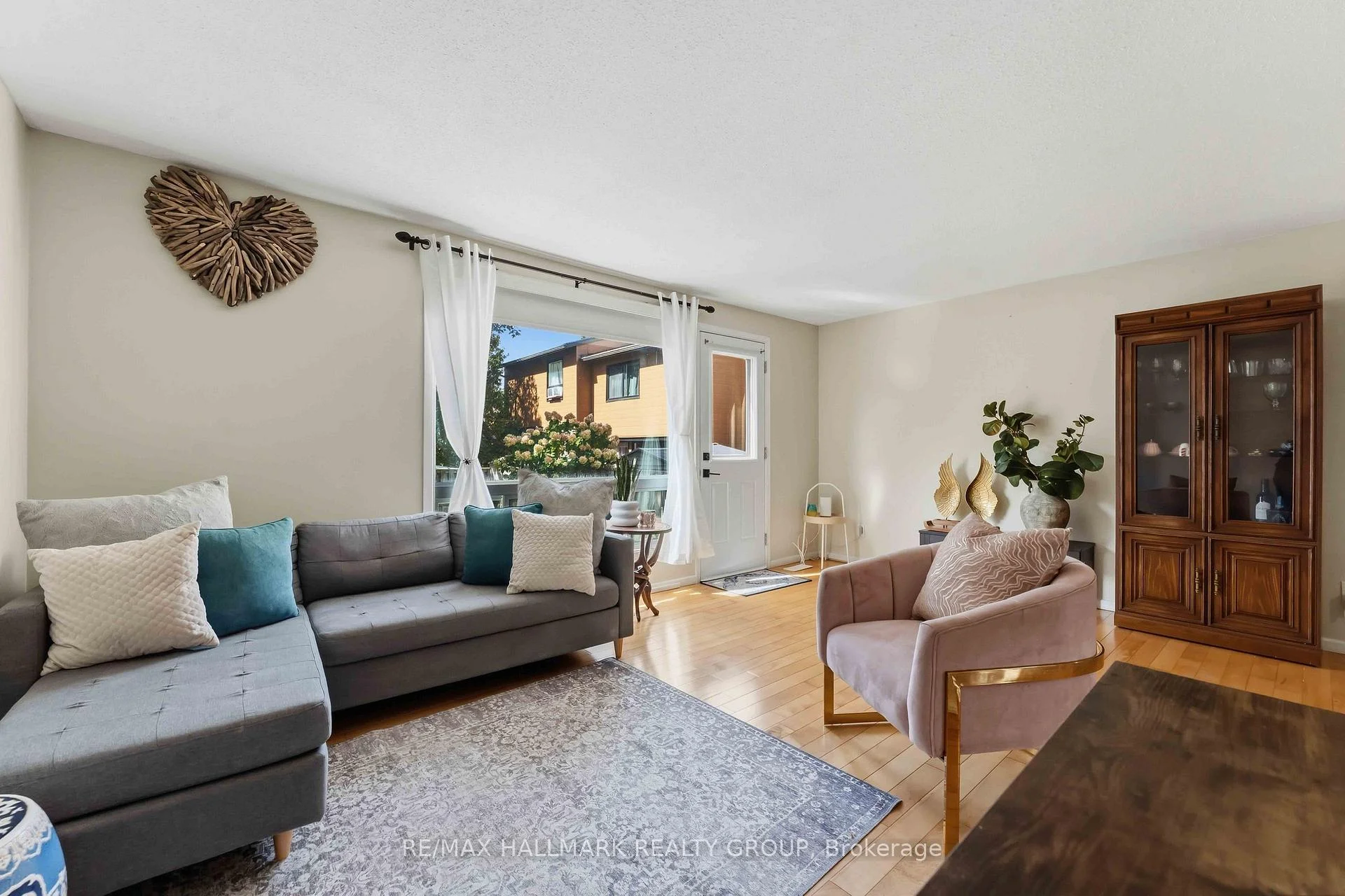 Photo 13 of 7009 Bilberry Drive, Ottawa, Convent Glen North — HOMEH