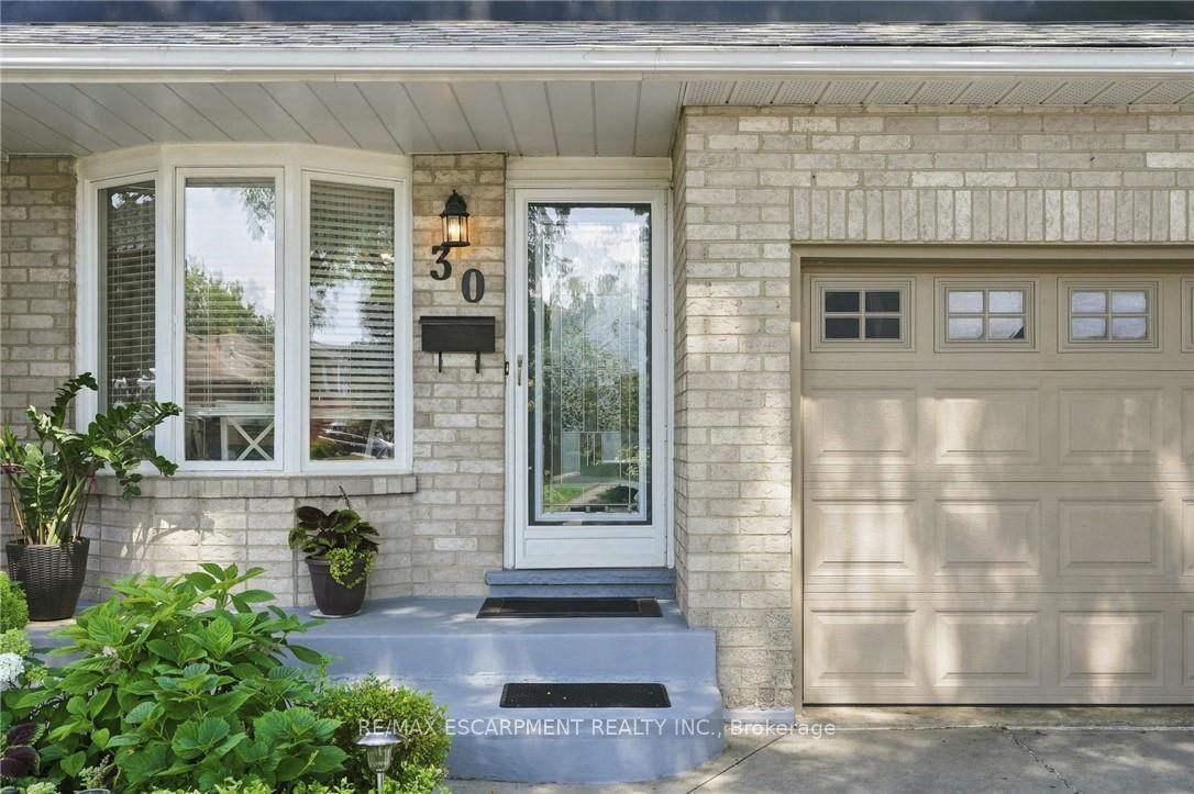 Photo 2 of 30 Twinoaks Crescent, Hamilton, Stoney Creek — HOMEH