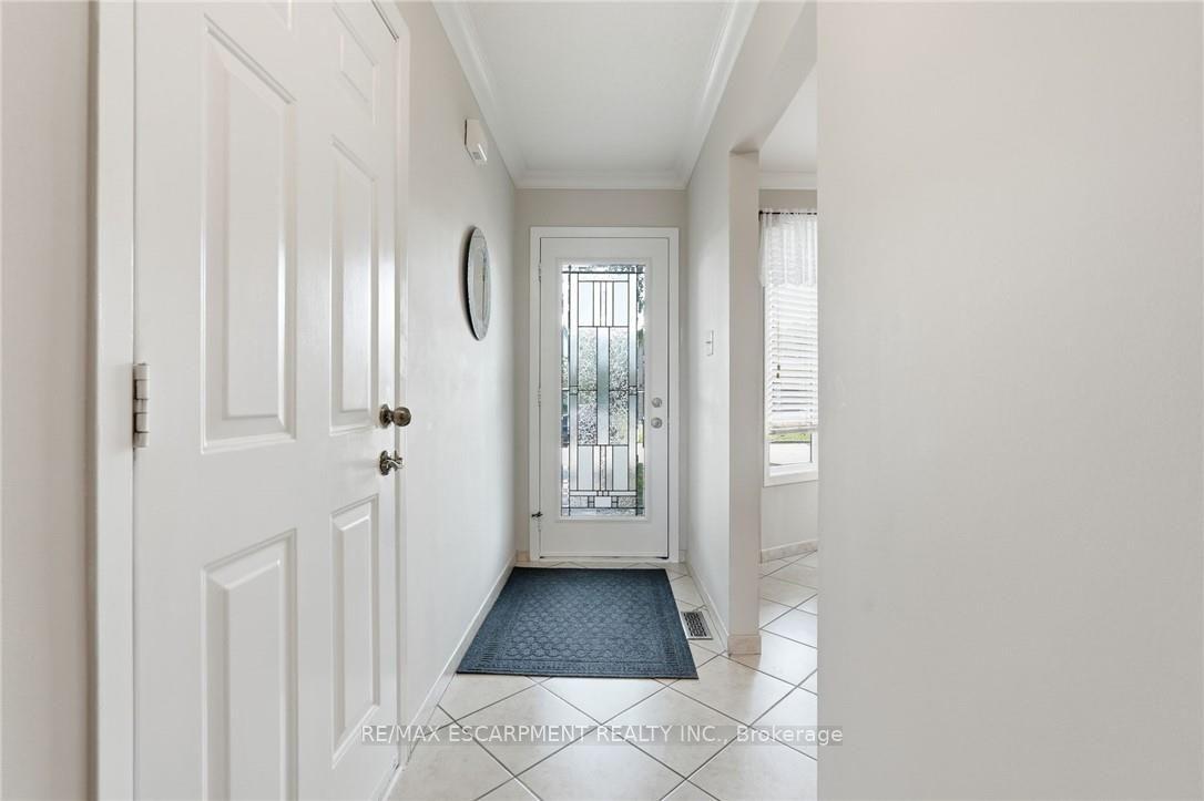 Photo 3 of 30 Twinoaks Crescent, Hamilton, Stoney Creek — HOMEH