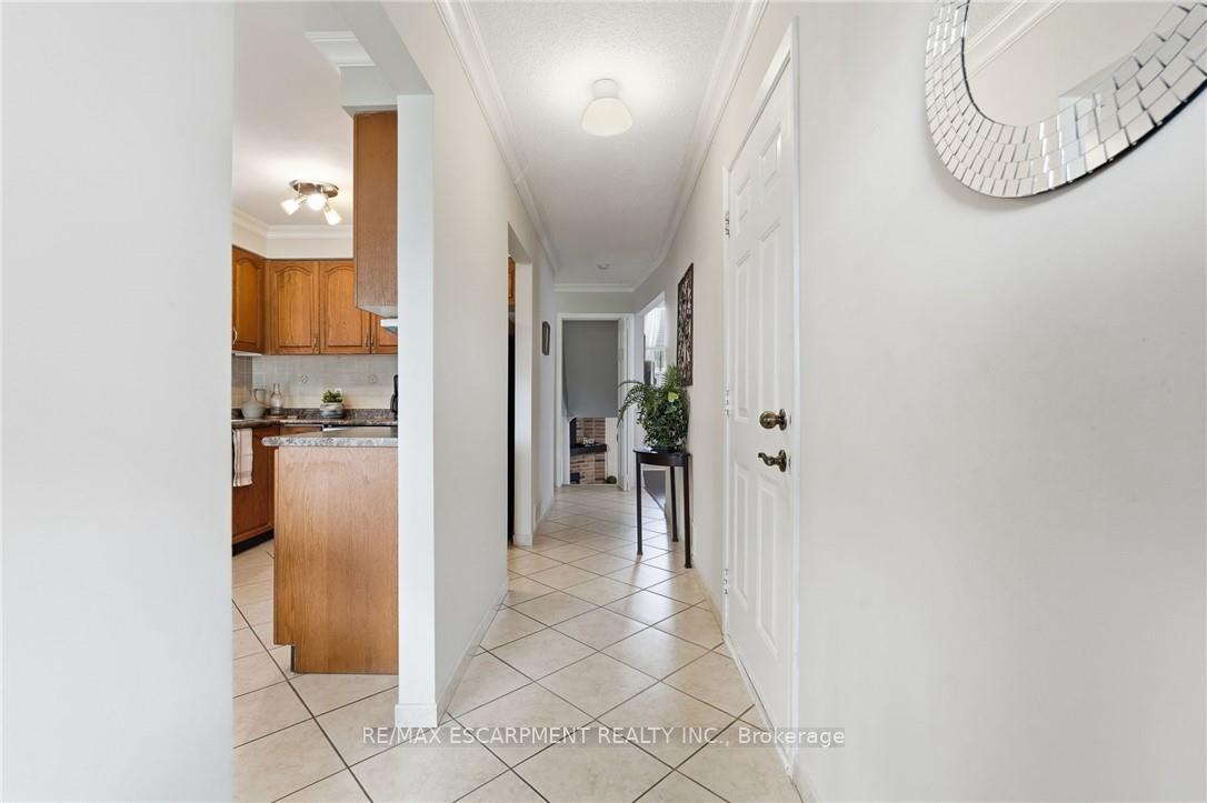 Photo 4 of 30 Twinoaks Crescent, Hamilton, Stoney Creek — HOMEH