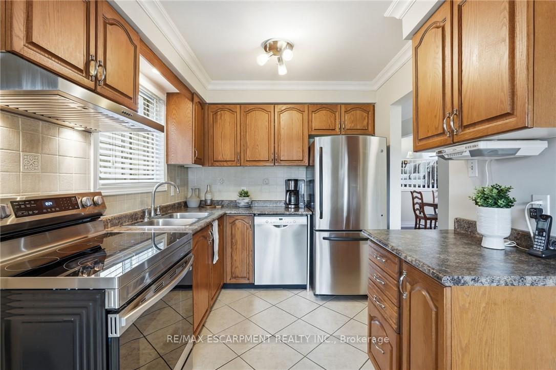 Photo 5 of 30 Twinoaks Crescent, Hamilton, Stoney Creek — HOMEH