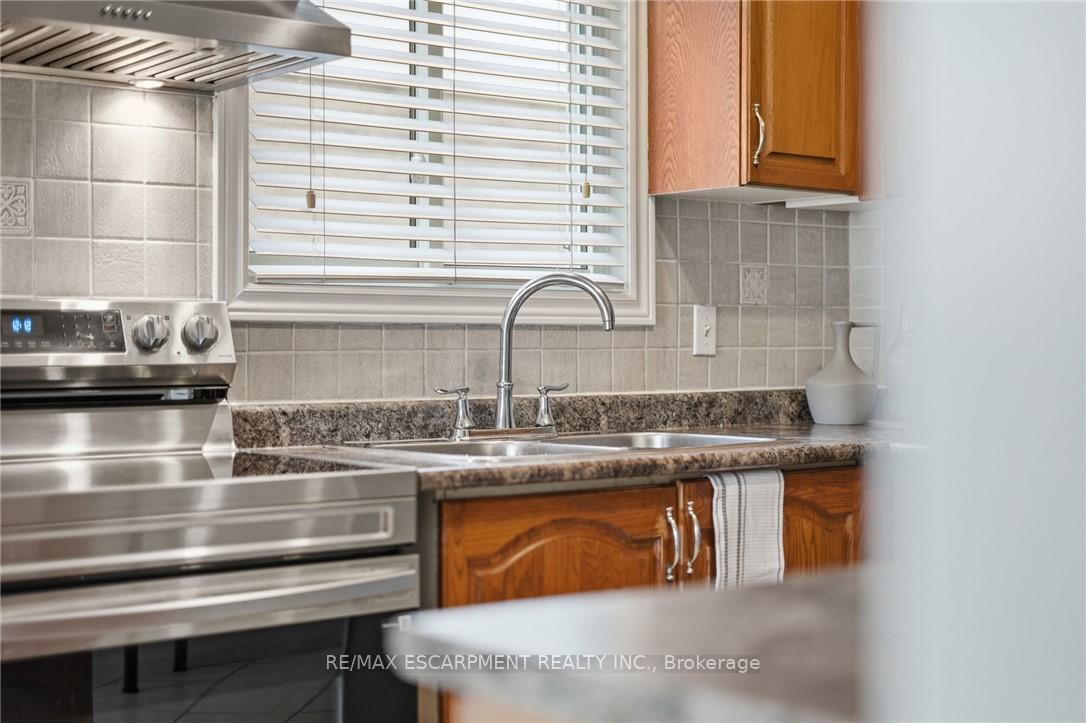 Photo 6 of 30 Twinoaks Crescent, Hamilton, Stoney Creek — HOMEH