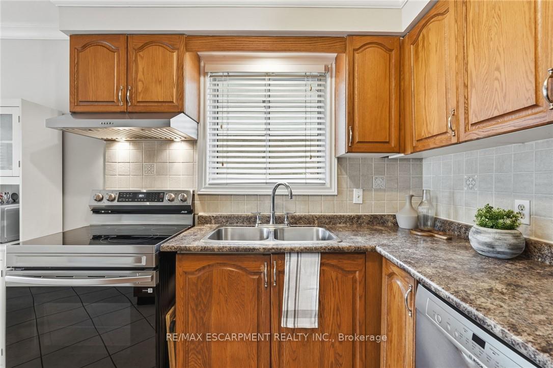 Photo 7 of 30 Twinoaks Crescent, Hamilton, Stoney Creek — HOMEH