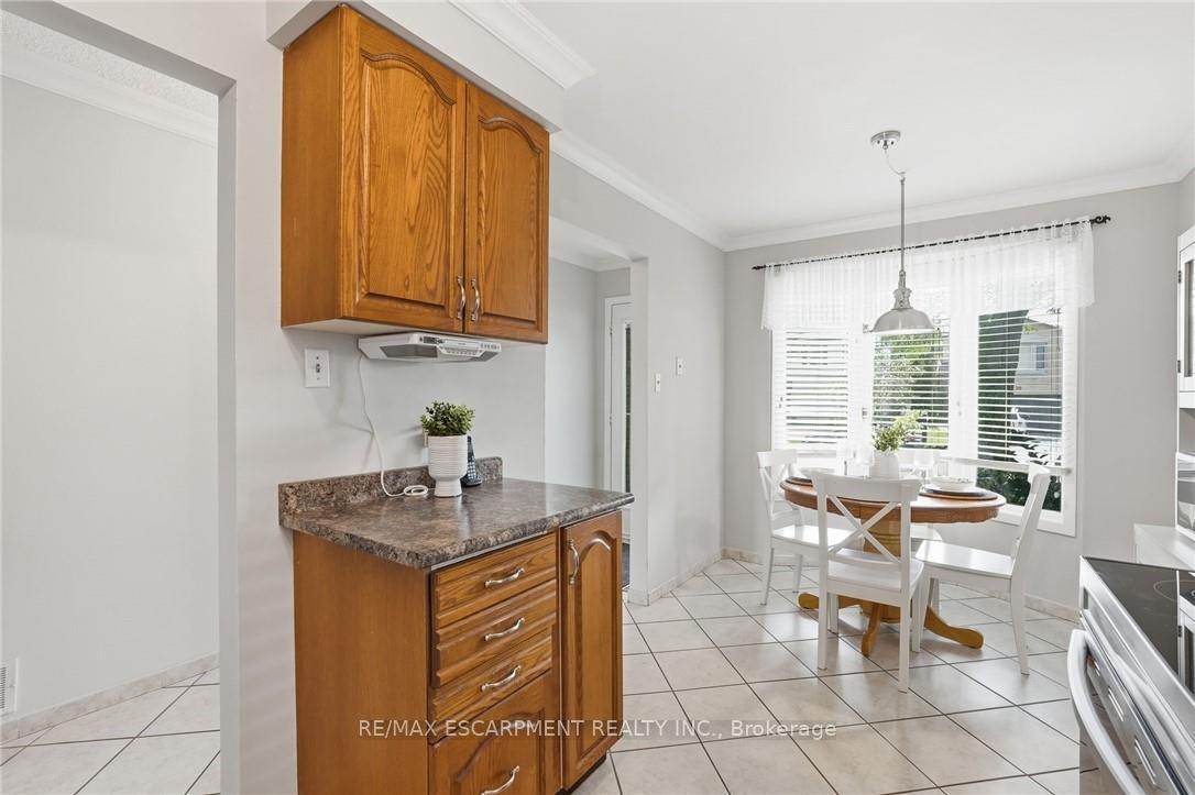 Photo 8 of 30 Twinoaks Crescent, Hamilton, Stoney Creek — HOMEH