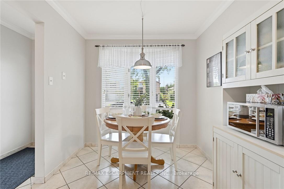 Photo 9 of 30 Twinoaks Crescent, Hamilton, Stoney Creek — HOMEH