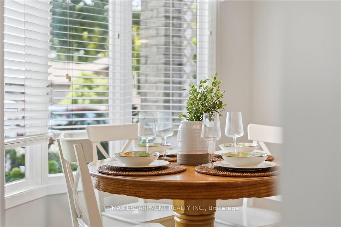Photo 10 of 30 Twinoaks Crescent, Hamilton, Stoney Creek — HOMEH