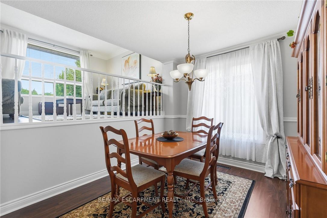 Photo 11 of 30 Twinoaks Crescent, Hamilton, Stoney Creek — HOMEH