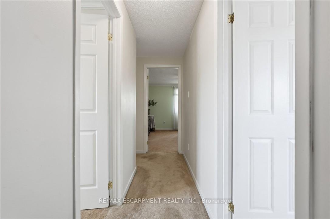 Photo 17 of 30 Twinoaks Crescent, Hamilton, Stoney Creek — HOMEH