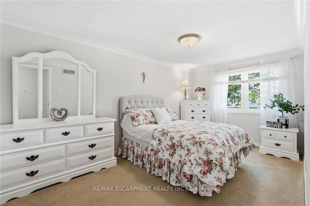 Photo 18 of 30 Twinoaks Crescent, Hamilton, Stoney Creek — HOMEH