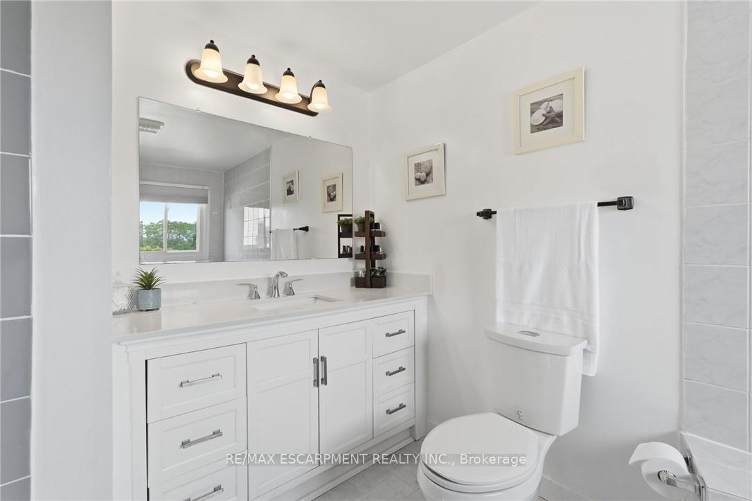 Photo 20 of 30 Twinoaks Crescent, Hamilton, Stoney Creek — HOMEH