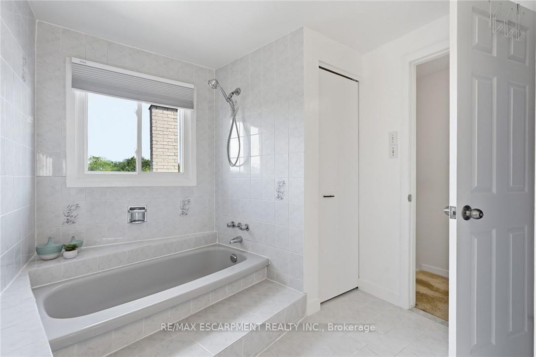 Photo 22 of 30 Twinoaks Crescent, Hamilton, Stoney Creek — HOMEH