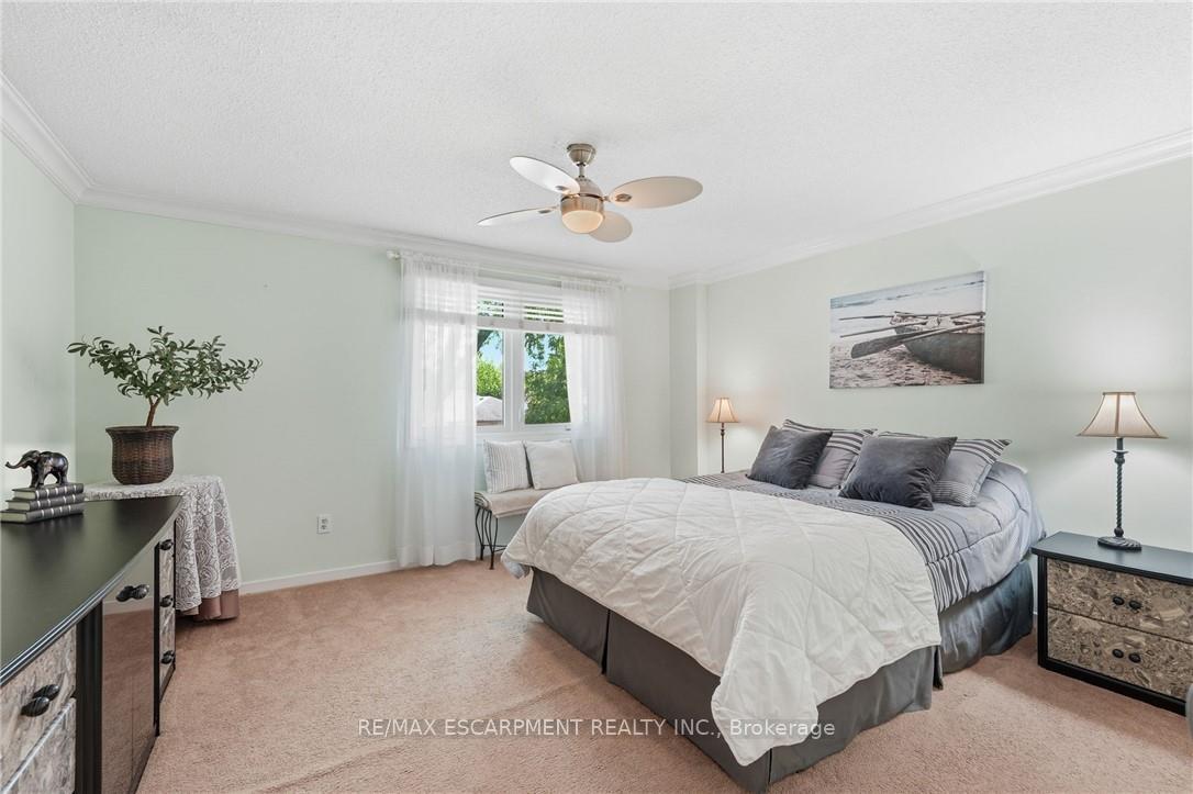 Photo 23 of 30 Twinoaks Crescent, Hamilton, Stoney Creek — HOMEH