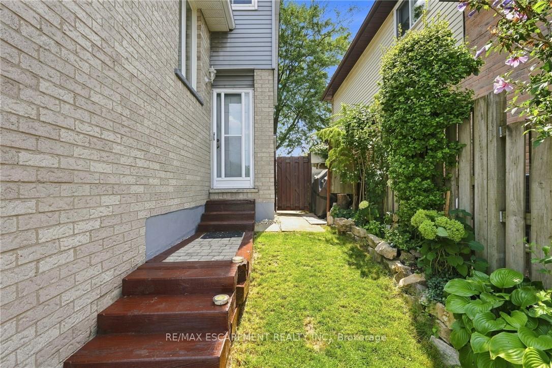 Photo 36 of 30 Twinoaks Crescent, Hamilton, Stoney Creek — HOMEH
