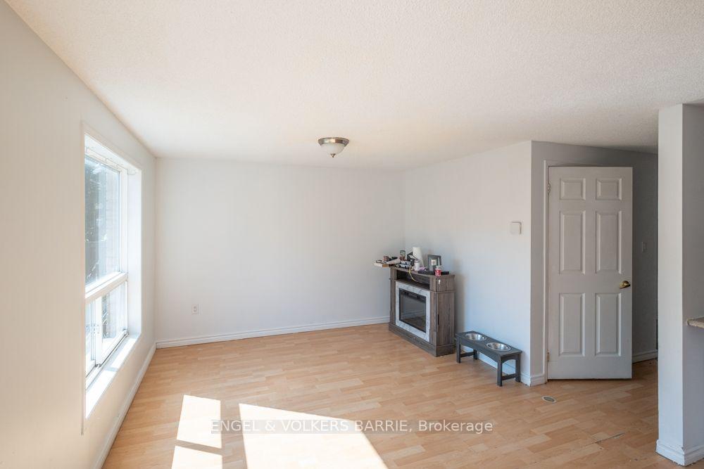 Photo 2 of 92 Lee Crescent, Barrie, Holly — HOMEH
