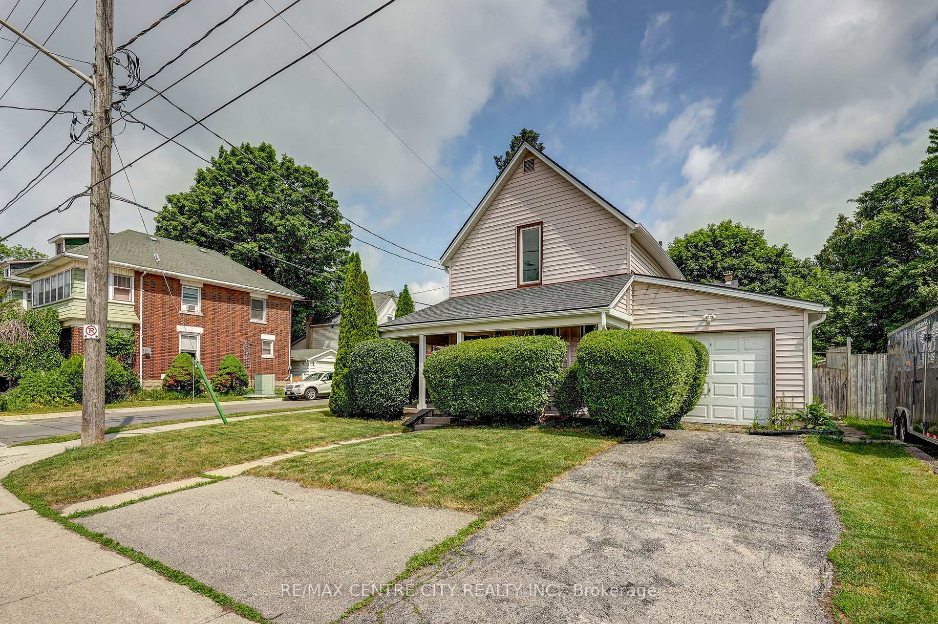 Photo 3 of 169 Wellington Street, St. Thomas — HOMEH