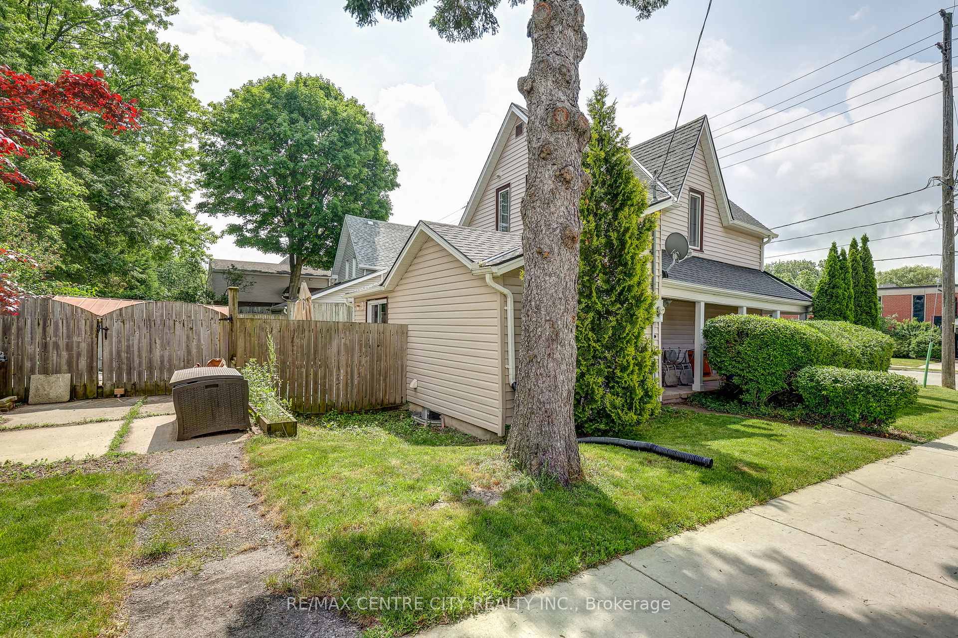 Photo 5 of 169 Wellington Street, St. Thomas — HOMEH