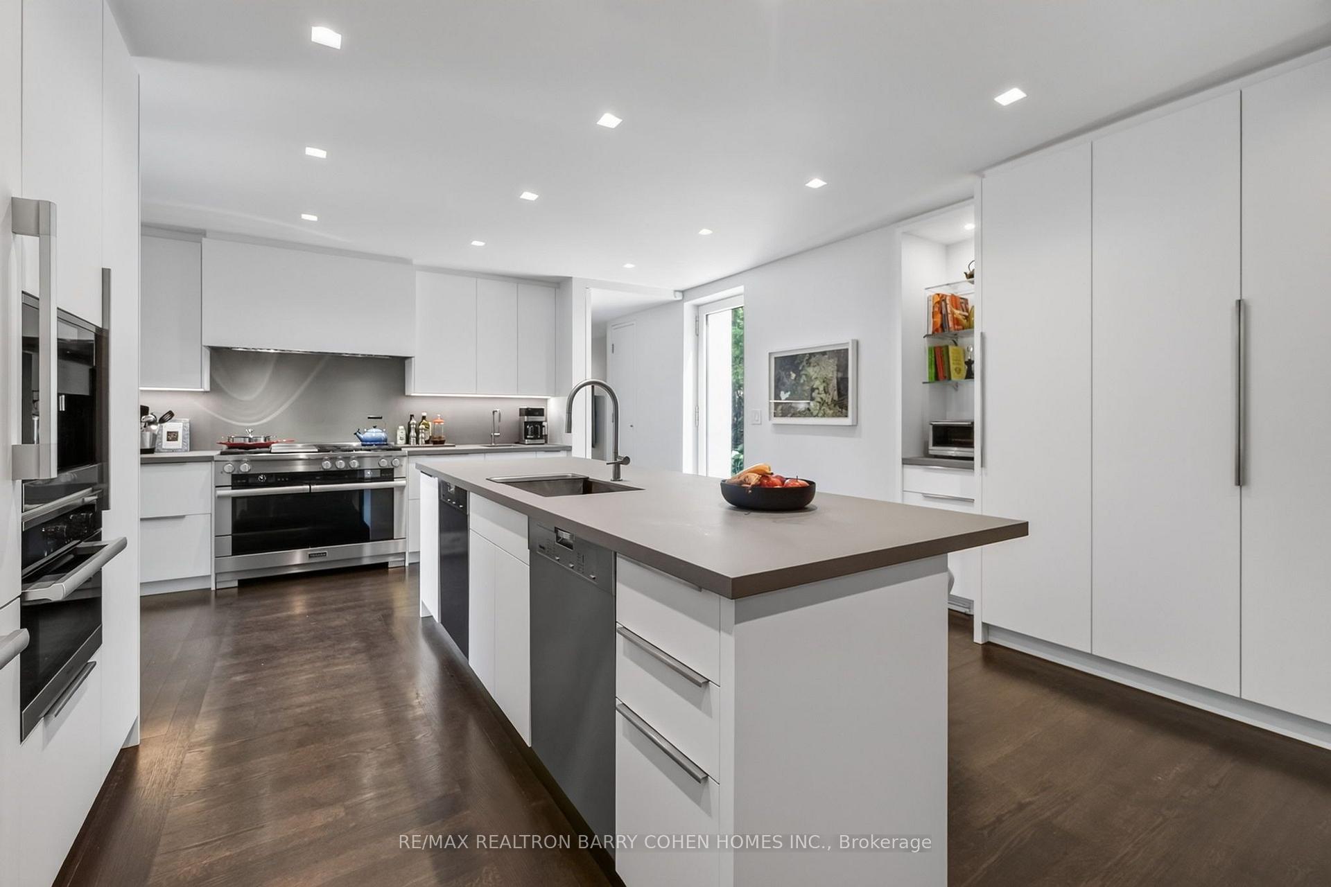 Photo 21 of 12 Tudor Gate, North York, Bridle Path-Sunnybrook-York Mills — HOMEH