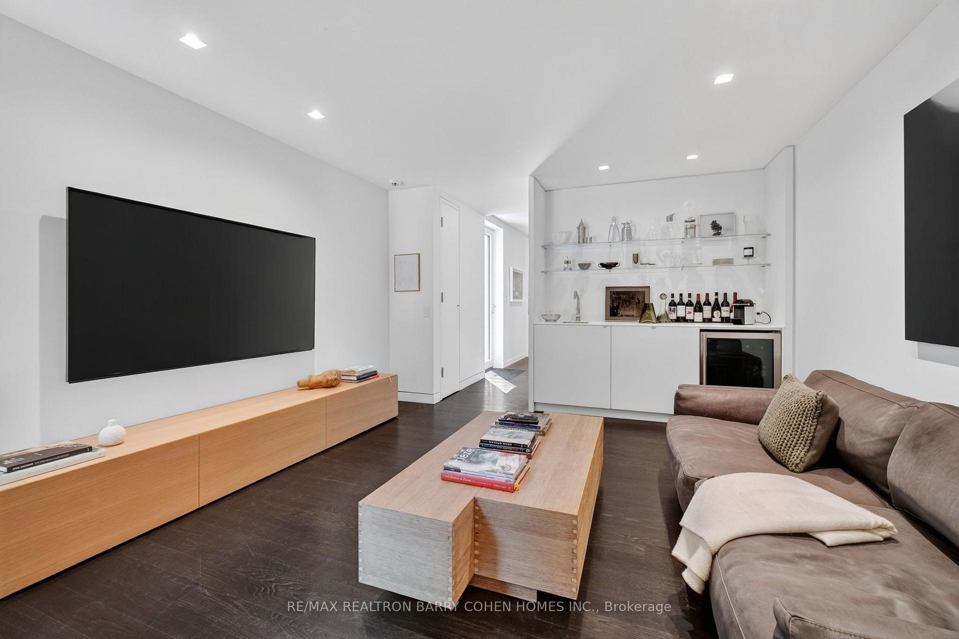 Photo 24 of 12 Tudor Gate, North York, Bridle Path-Sunnybrook-York Mills — HOMEH