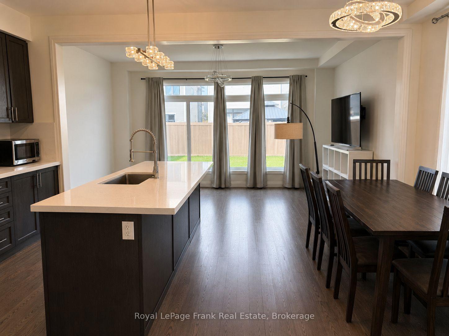 Photo 3 of 18 Larkin Lane, Clarington, Bowmanville — HOMEH