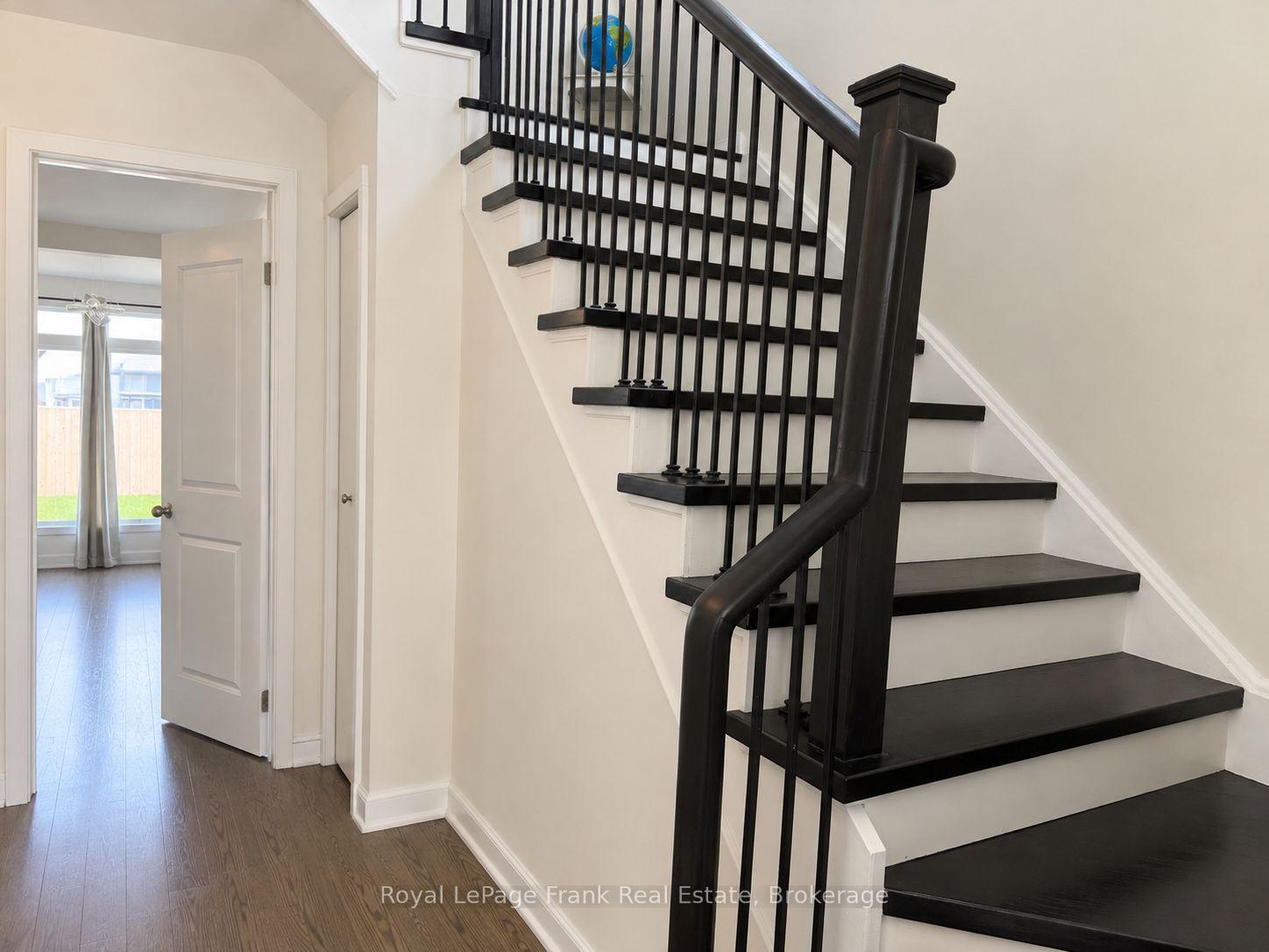 Photo 5 of 18 Larkin Lane, Clarington, Bowmanville — HOMEH