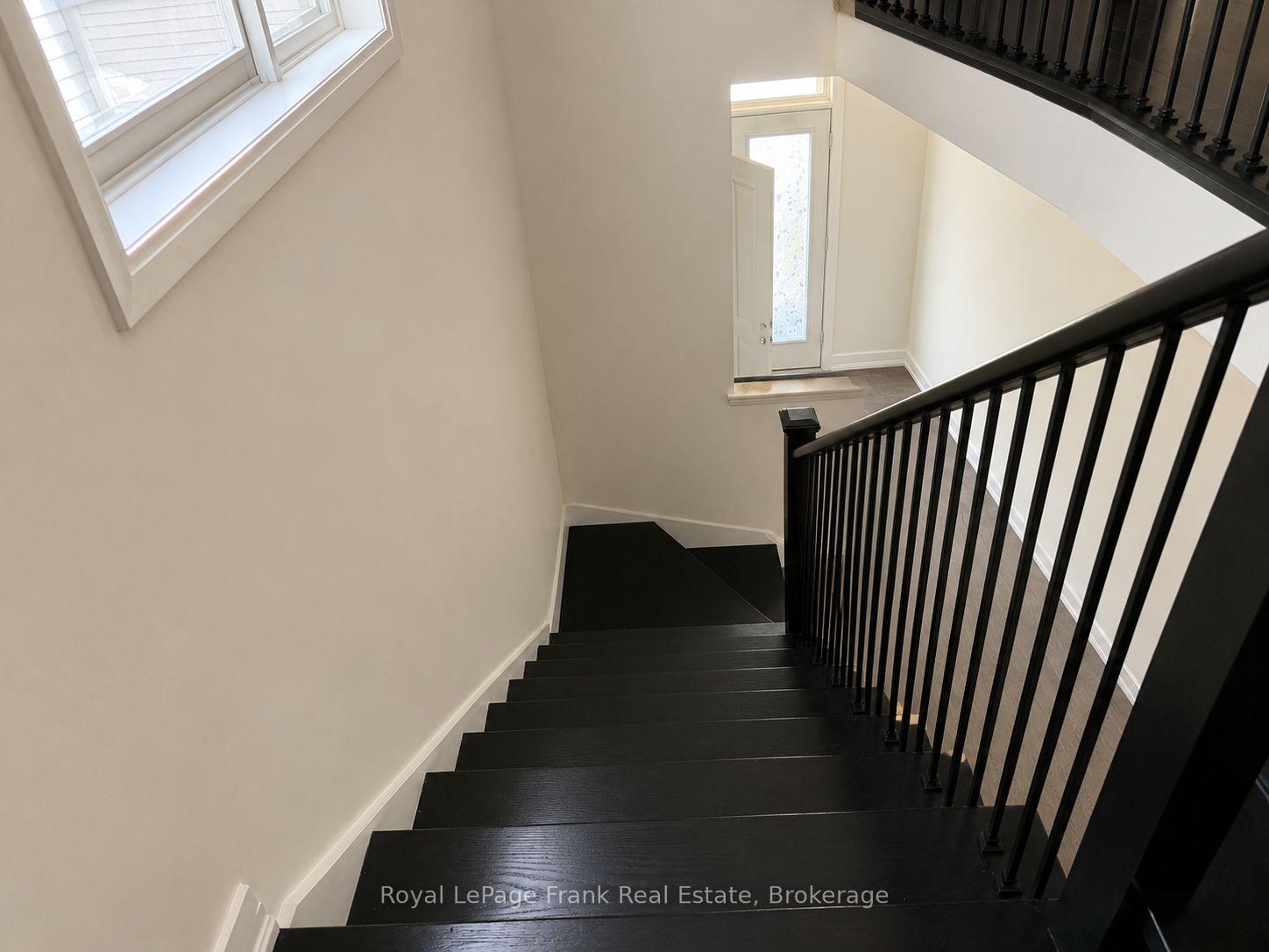 Photo 6 of 18 Larkin Lane, Clarington, Bowmanville — HOMEH