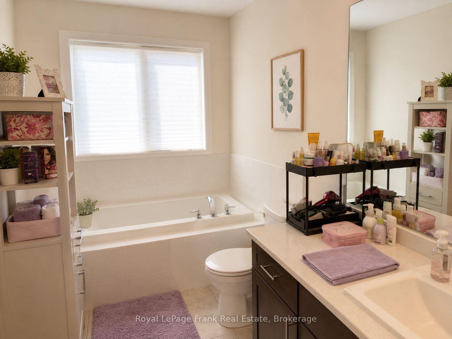 Photo 10 of 18 Larkin Lane, Clarington, Bowmanville — HOMEH