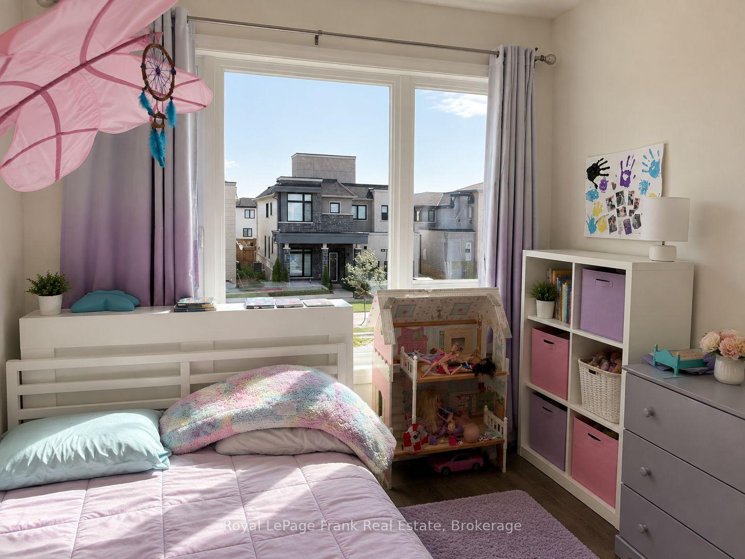 Photo 12 of 18 Larkin Lane, Clarington, Bowmanville — HOMEH