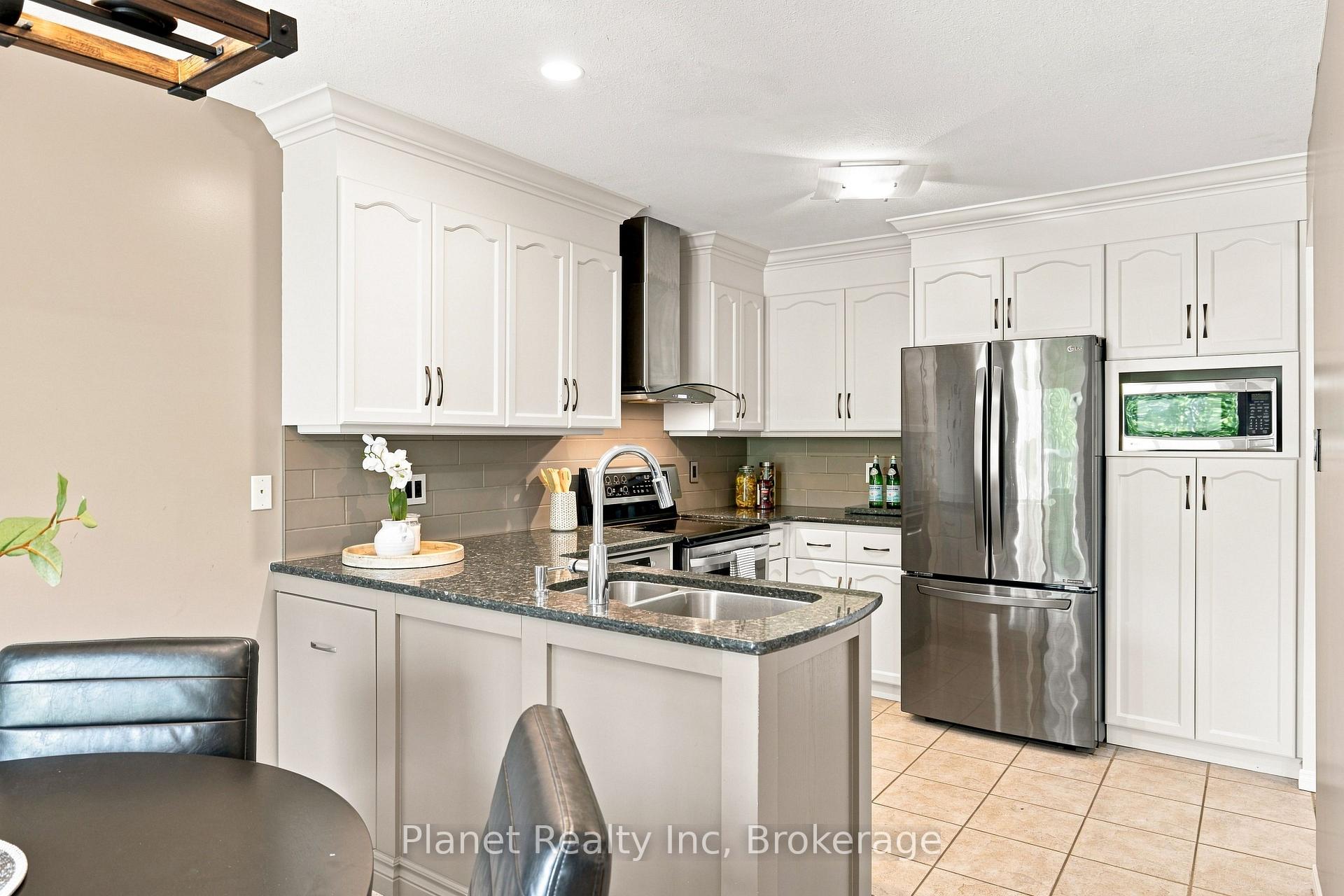 Photo 13 of 41 Boulder Crescent, Guelph, Clairfields/Hanlon Business Park — HOMEH