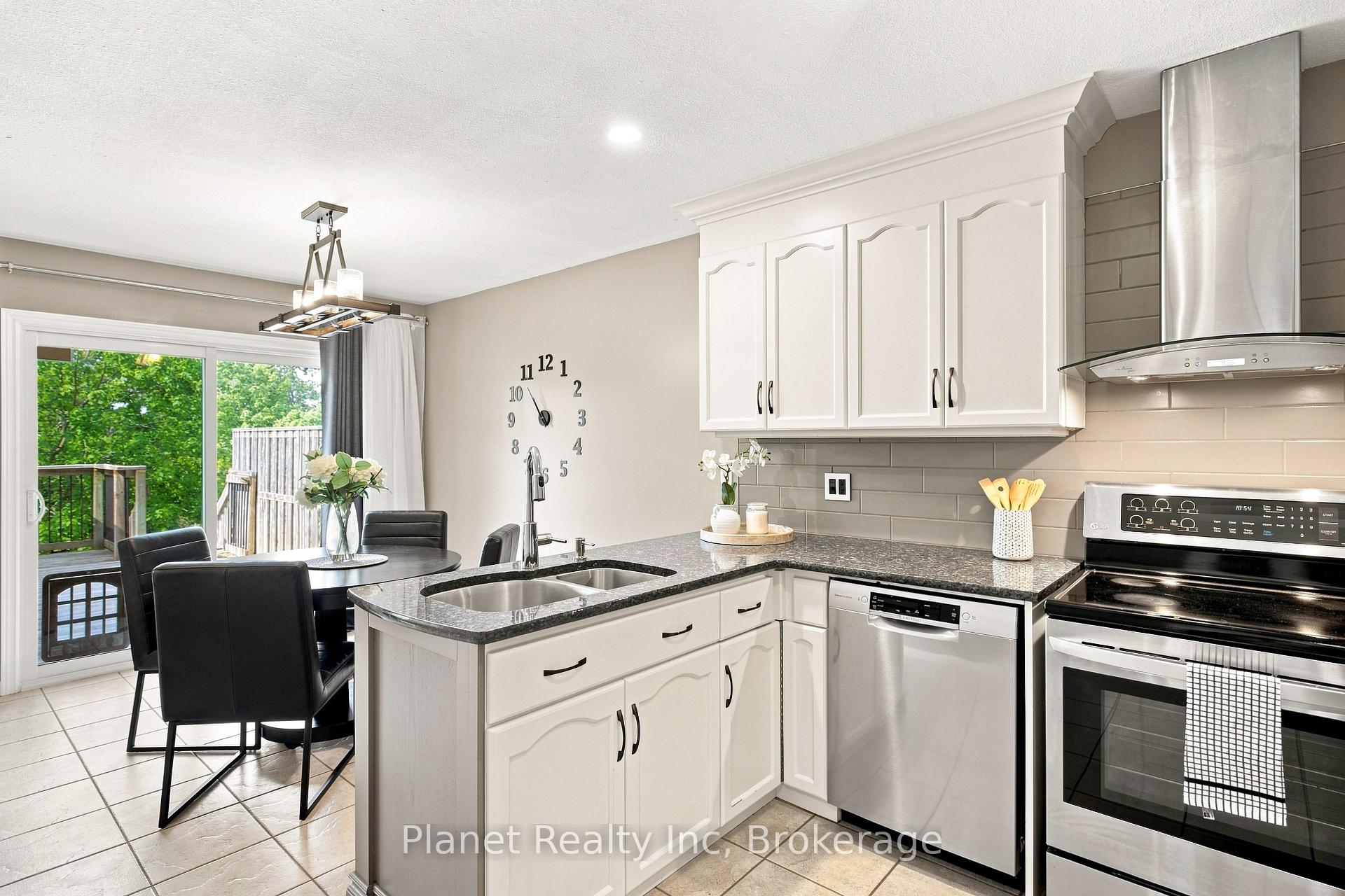 Photo 16 of 41 Boulder Crescent, Guelph, Clairfields/Hanlon Business Park — HOMEH