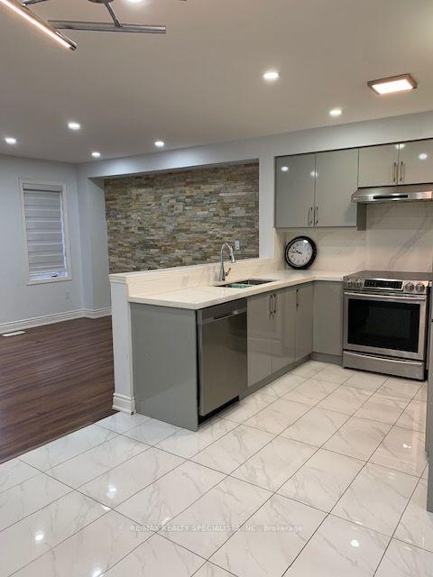 Photo 4 of 19 Belinda Drive, Brampton, Fletcher's Meadow — HOMEH