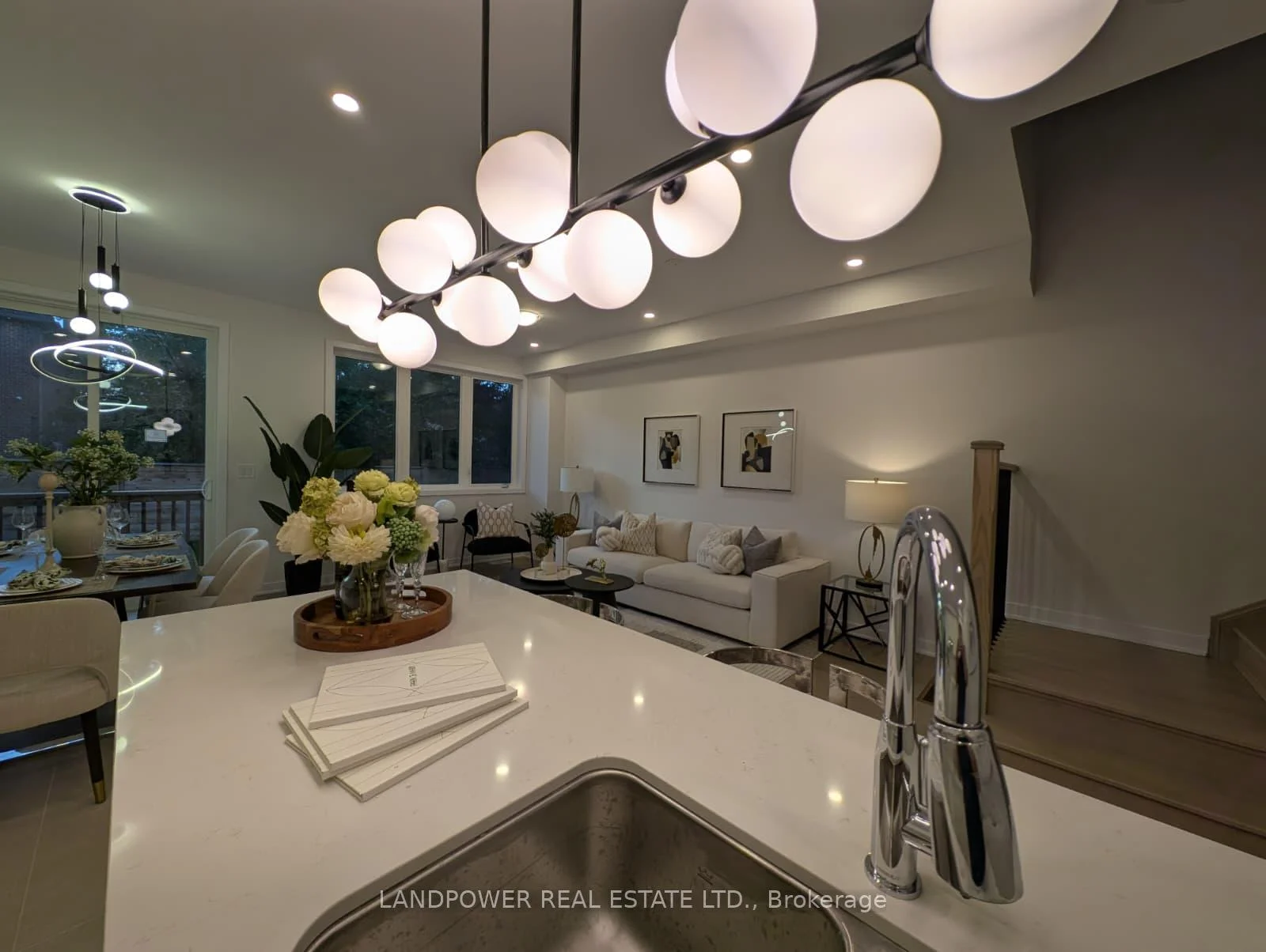 Photo 3 of 162 Anna Russell Way, Markham, Unionville — HOMEH