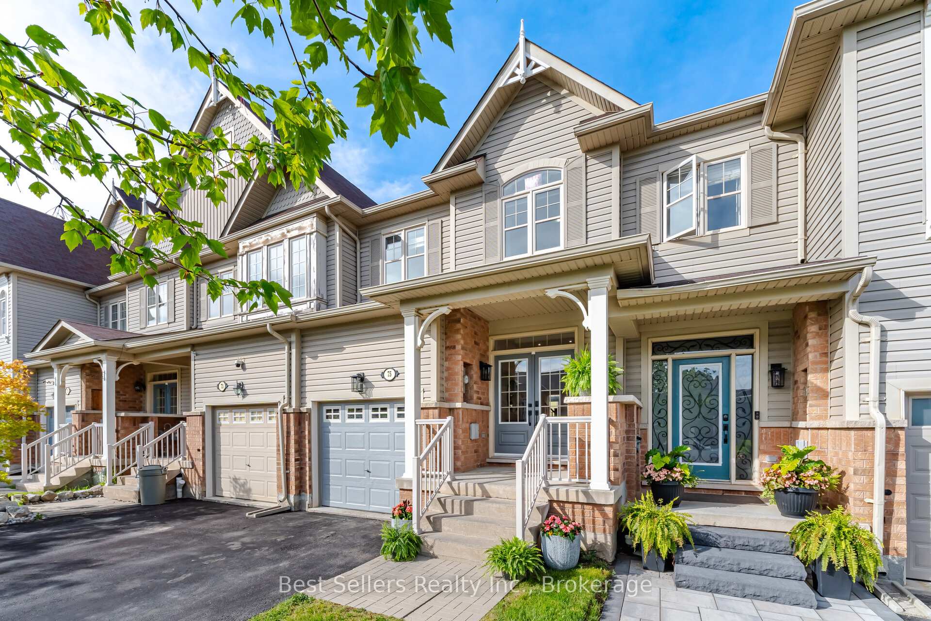 Photo 1 of 75 Cathedral Court, Hamilton, Waterdown — HOMEH