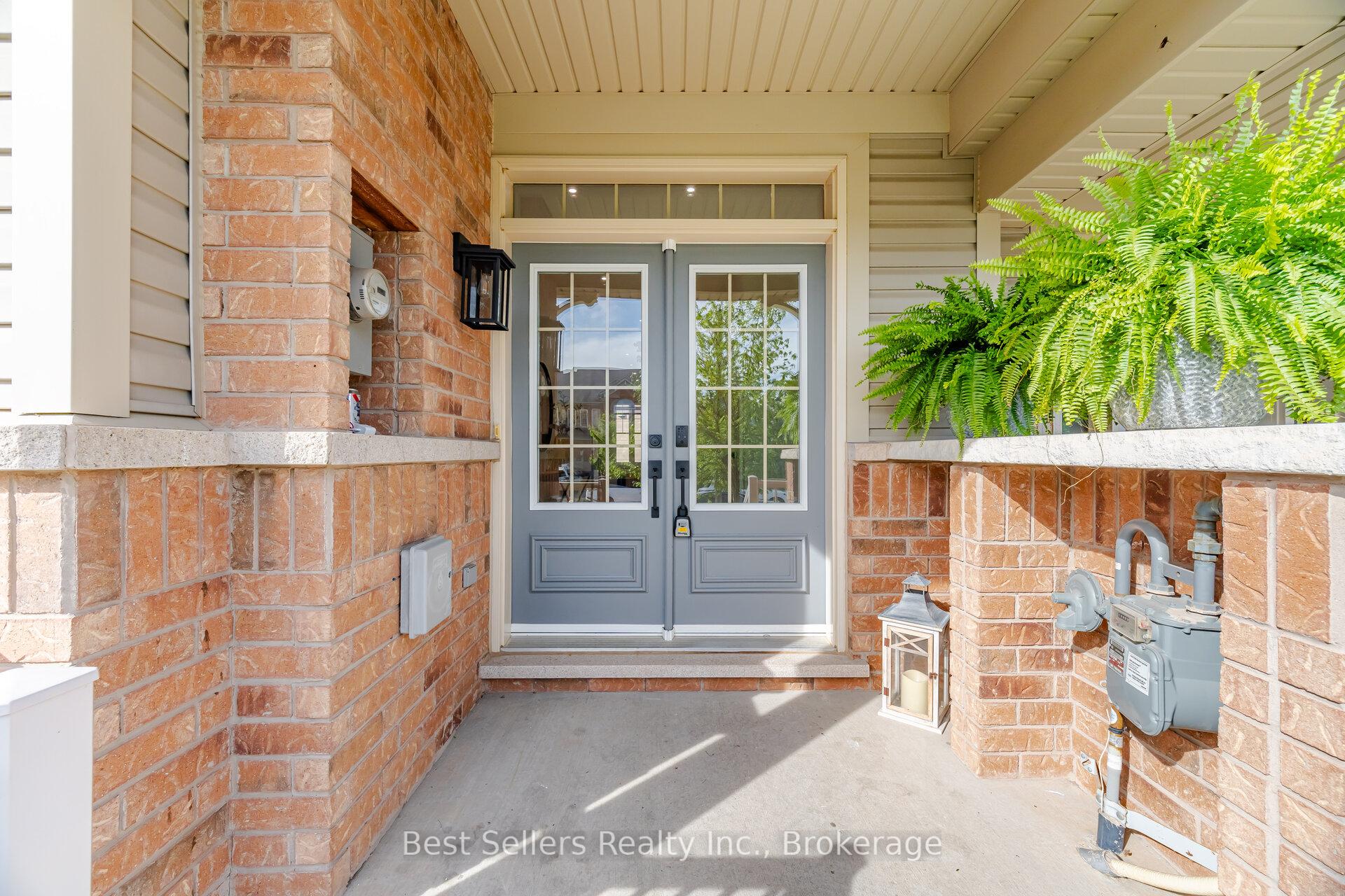 Photo 2 of 75 Cathedral Court, Hamilton, Waterdown — HOMEH
